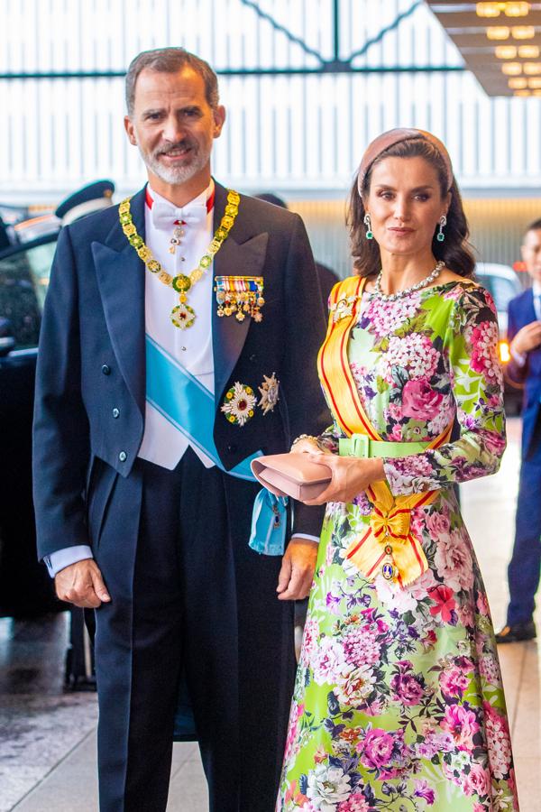 La Reina Letizia conquistó con moda andaluza de la diseñadora Matilde Cano durante la entronización de Naruhito en Japón. El vestido de flores largo que lució con un collar de chatones de las joyas de pasar y unos pendientes largos de esmeraldas fue una elección arriesgada, pero muy acertada.. 