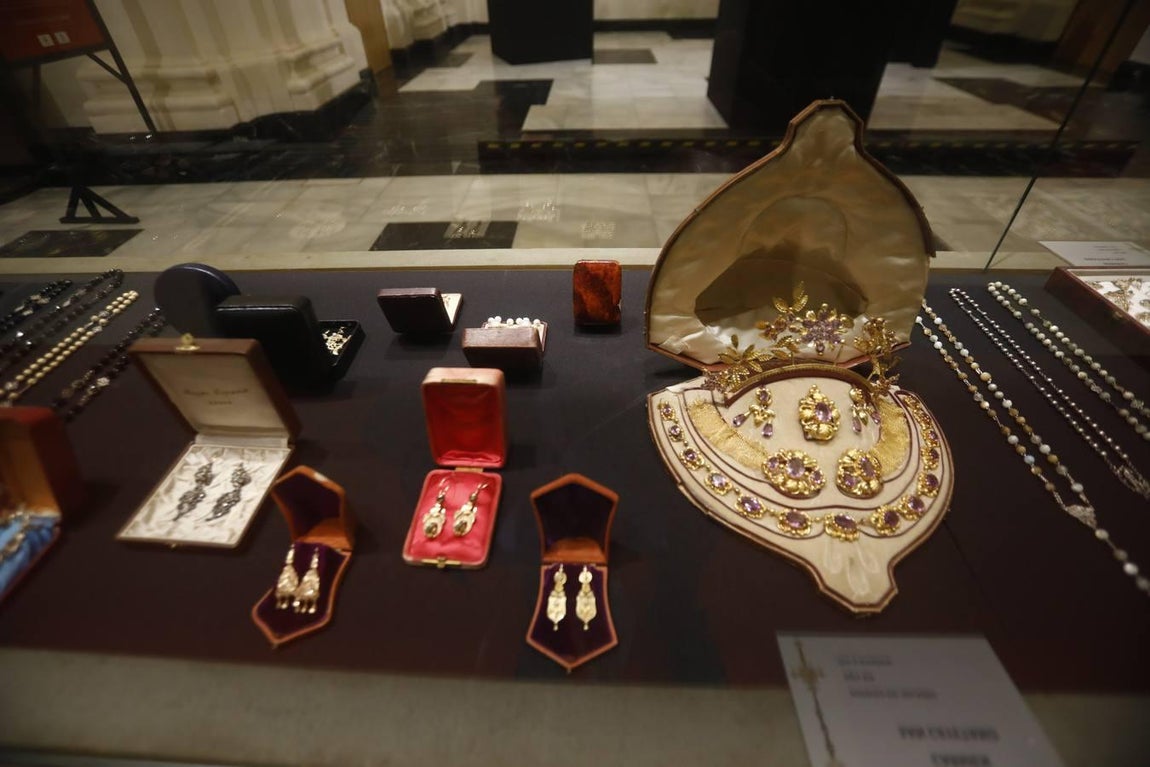 La exposición del ajuar de las Vírgenes de gloria de Córdoba, en imágenes