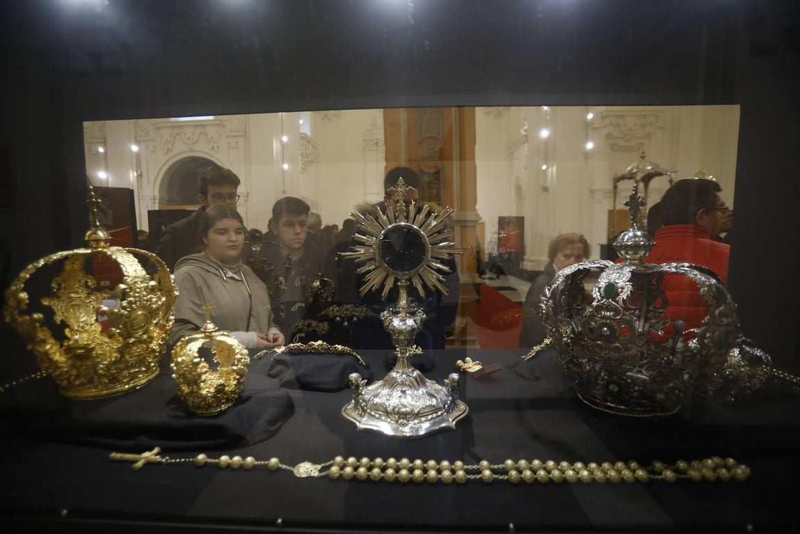 La exposición del ajuar de las Vírgenes de gloria de Córdoba, en imágenes