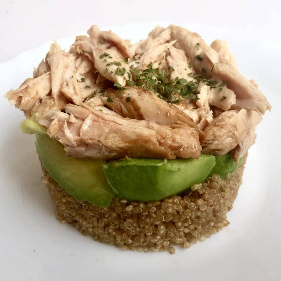 Tartar templado de quinoa con aguacate y melva. Para preparar esta idea saludable necesitas 1/2 taza de quinoa blanca lavada, una taza y media de agua, un aguacate, 5 ajos negros, conserva de melva en AOVE y el zumo de un limón para echar sobre el <a href="https://www.abc.es/bienestar/alimentacion/abci-beneficios-aguacate-201909241105_noticia.html" target="_blank">aguacate</a>. Este es el <a href="https://www.instagram.com/p/B6A6lISKdXj/" target="_blank">paso a paso</a>.