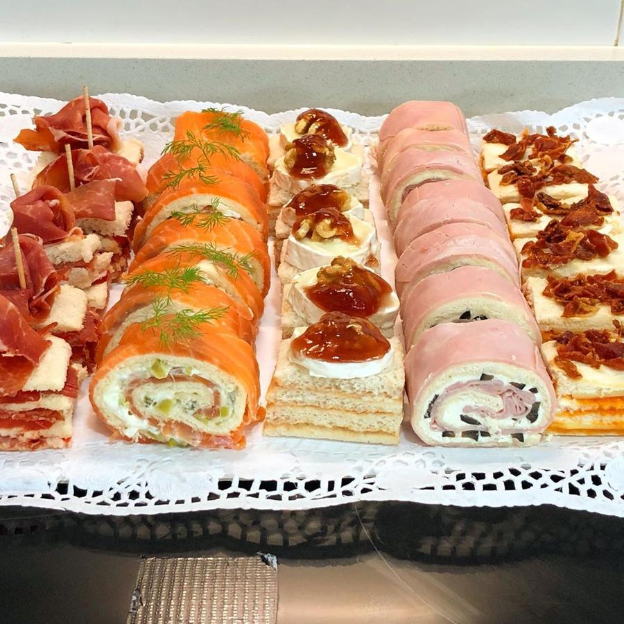 Canapés variados. Anna, «youtuber« del canal Anna recetas fáciles, cocina cada día para ella y su más del millón de seguidores. Para un día especial propone recurrir a los ya conocidos canapés, una opción fácil y con buenos resultados. En su variedad se encuentra el rollito de <a href="https://www.abc.es/bienestar/alimentacion/recetas-saludables/abci-beneficios-salmon-ahumado-y-tres-recetas-ligeras-201912230124_noticia.html" target="_blank">salmón </a>con pimiento troceado, jamón york con queso y <a href="https://www.abc.es/bienestar/alimentacion/abci-datil-201909240903_noticia.html" target="_blank">dátiles </a>o incluso el de jamón serrano.