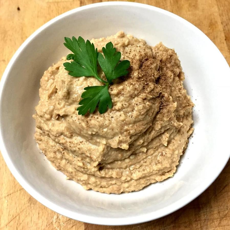 Hummus de lenteja. Este hummus especial está elaborado con lentejas (400 gr lentejas cocidas), pero también lleva un diente de ajo o 1/2 cucharadita de ajo en polvo, una cucharada de semillas de sésamo, 10 <a href="https://www.abc.es/ciencia/abci-almendras-como-fruto-letal-convirtio-dulce-y-comestible-201906132005_noticia.html" target="_blank">almendras</a>, ½ limón exprimido, AOVE, nuez moscada, comino y una pizca de sal. Receta completa <a href="https://www.instagram.com/p/B6OfcbKHc_-/" target="_blank">aquí</a>.