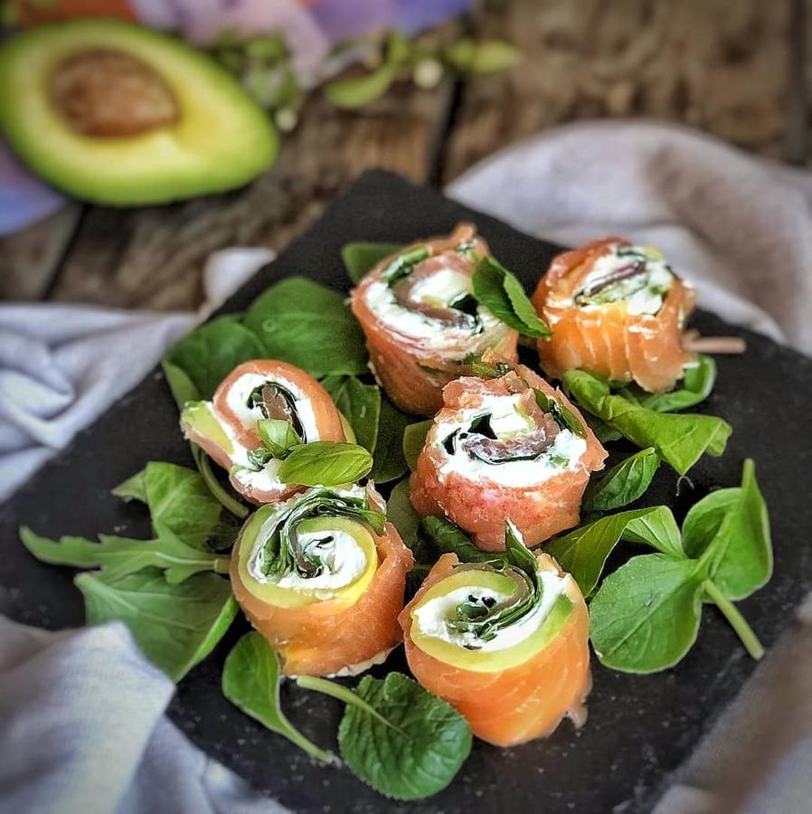 Rollitos de salmón. Este aperitivo sano  es tan sencillo de hacer que estará en la mesa de muchos «realfooders». Hay que estirar el <a href="https://www.abc.es/bienestar/alimentacion/abci-como-saber-cual-mejor-salmon-supermercado-201910180410_noticia.html" target="_blank">salmón</a>, colocar una lámina de aguacate, untar encima queso de crema y colocar las <a href="https://www.abc.es/bienestar/alimentacion/abci-espinacas-201909251116_noticia.html" target="_blank">espinacas</a>. ¡Y enrollar como si de sushi se tratase!