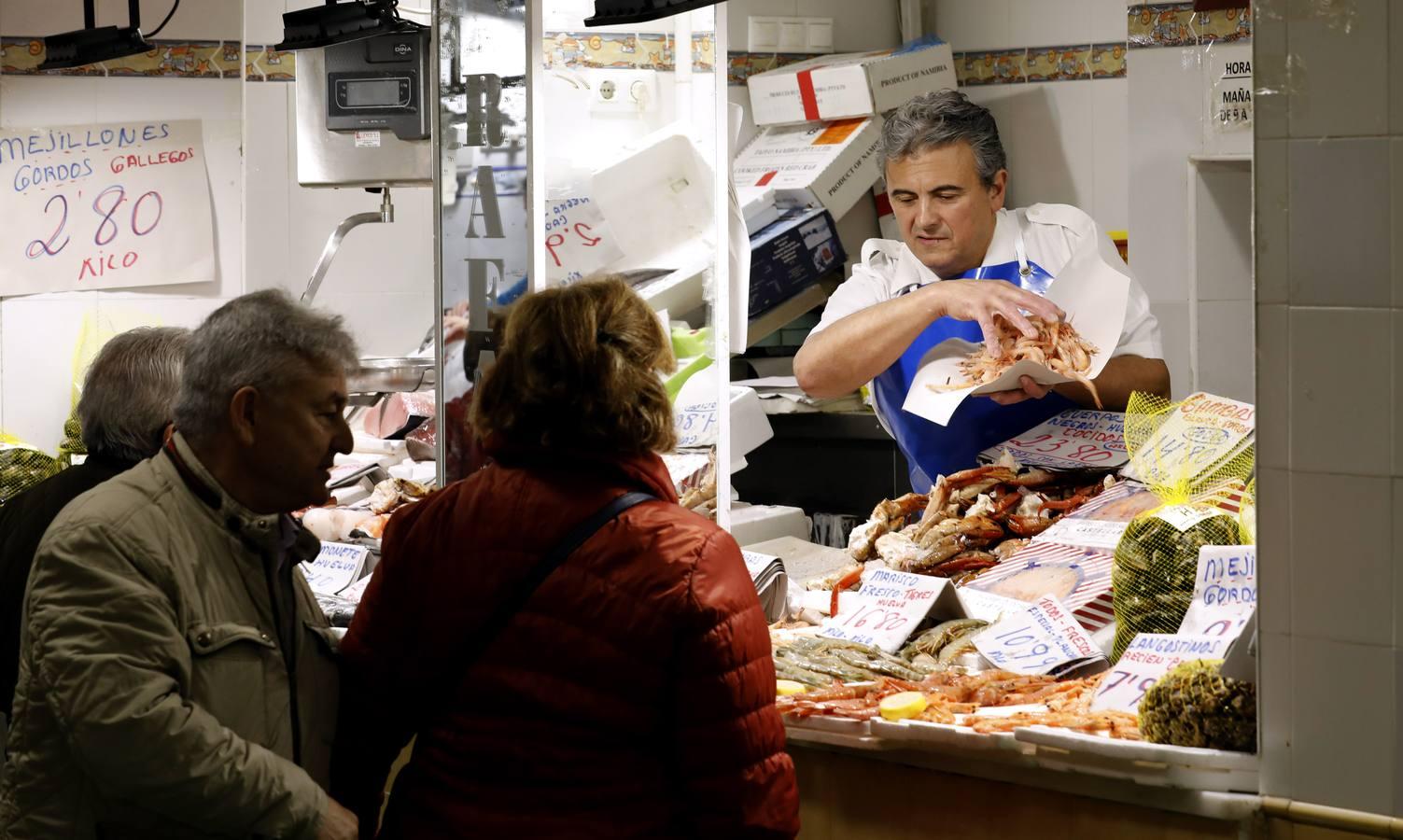 Las últimas compras antes de la Nochebuena en Córdoba, en imágenes