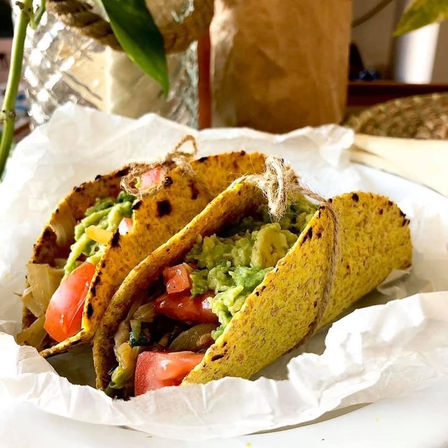 Tacos «realfooders». ¿Y si sorprendes con unos tacos saludables? La receta sana es muy sencilla: mezclar dos tazas de harina integral con 1/2 cucharada de cúrcuma y 3/4 tazas de agua. Amasar hasta que esté bien integrado y poner AOVE en una plancha para hacer las tortas. El relleno puede ser setas, tomate o <a href="https://www.abc.es/bienestar/alimentacion/recetas-saludables/abci-aguacate-beneficios-recetas-originales-201909250950_noticia.html" target="_blank">aguacate</a>. Aquí puedes encontrar el <a href="https://www.instagram.com/p/B6TpBLOnwlQ/" target="_blank">paso a paso</a>.