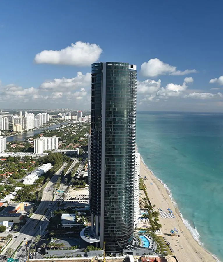 Así es la lujosa casa de Leo Messi y Antonella Roccuzzo en Miami. Situada en Sunny Isles Beach, esta torre construida por Dezer Development tiene 198 metros de altura y 60 pisos distribuidos en 132 viviendas en la que todo es lujo y diseño.