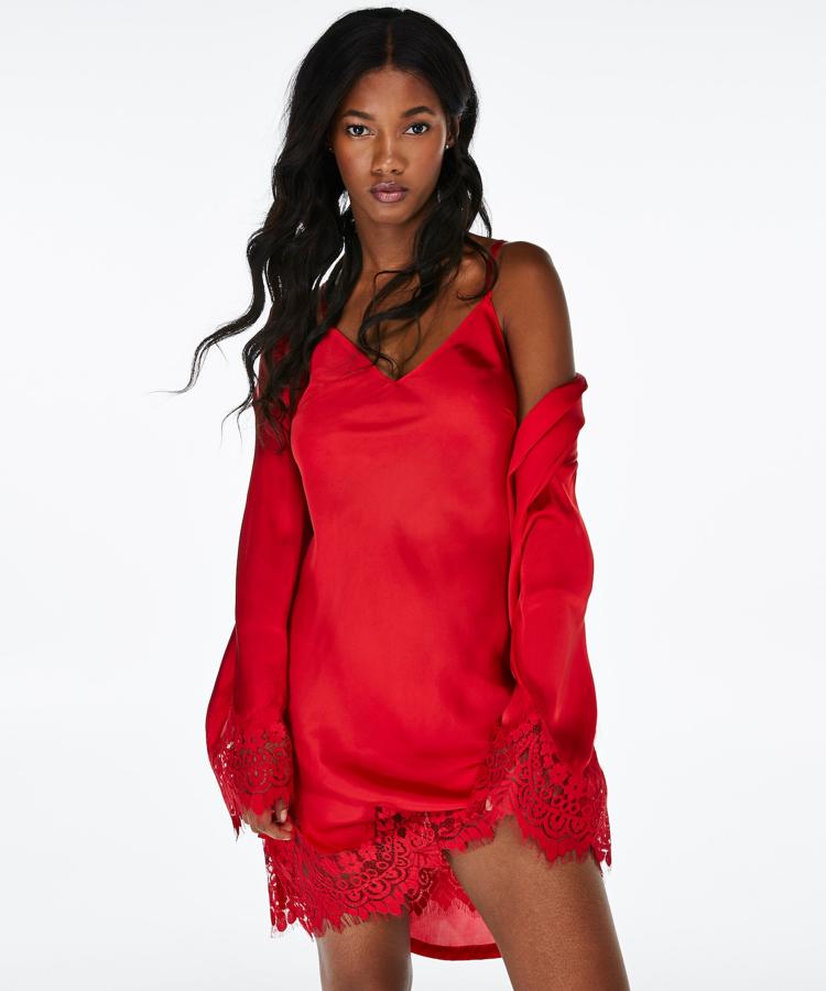 Vestido combinación Lace Satin. Con esta prenda te sentirás de lo más sexy. Un vestido combinación en satén con acabado en encaje y tirante tipo spaguetti perfecto para ponerlo bajo un vestido suelto. Su precio es de 39,99 euros.