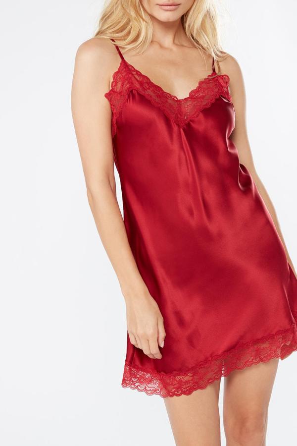 Enagua de Seda y Aplicaciones de Encaje. Para aquellas que buscan prendas refinadas pero confortables es esta enagua de 100% seda, un diseño decorado con encaje en su escote en V y en la parte inferior. Su precio es de 59,90 euros.