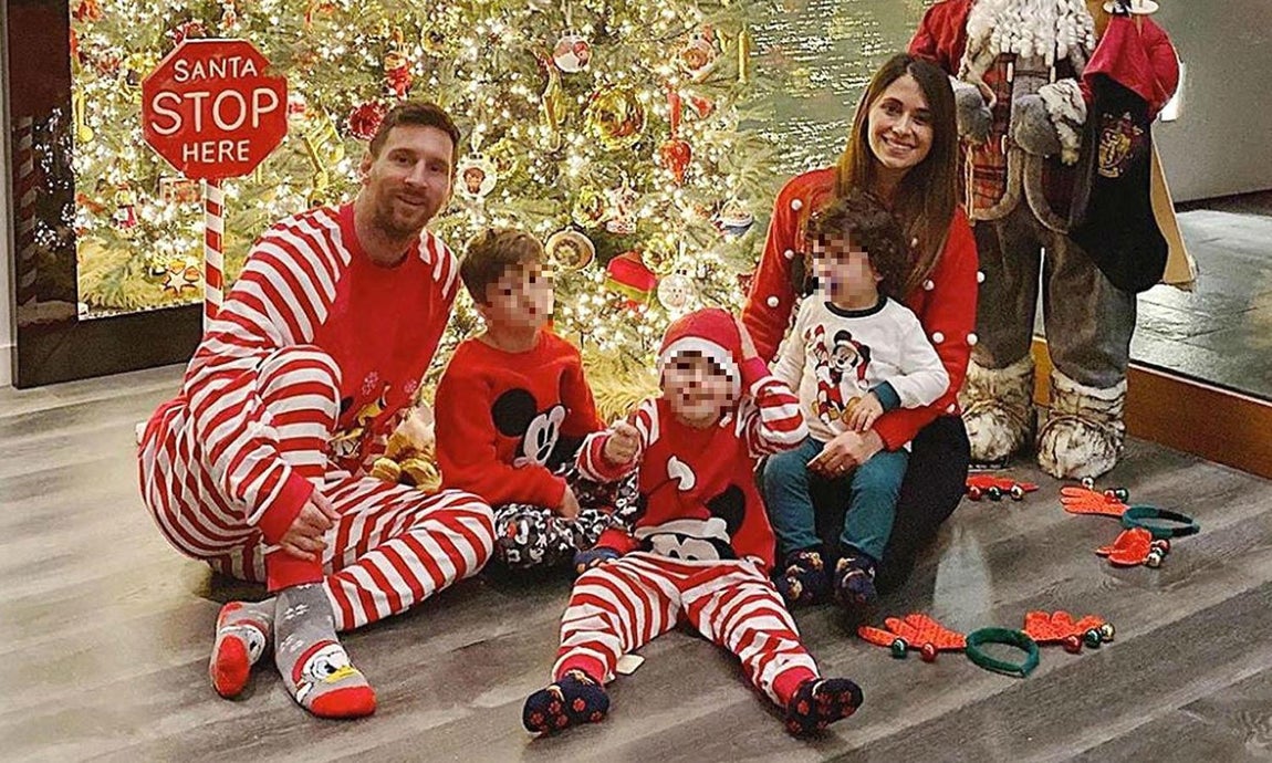 Los Messi han dado sus mejores deseos para estas fechas tan señaladas de una forma muy original: con un pijama de Disney con árbol de Navidad de fondo y en Argentina. Será el próximo 1 de enero cuando la pareja regrese a Barcelona para cumplir con sus compromisos profesionales. 