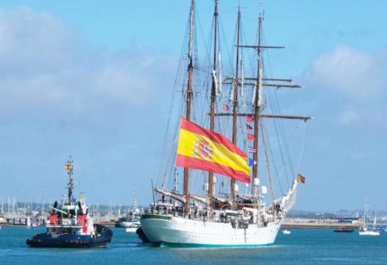 3 de noviembre. El buque escuela de la Armada Juan Sebastián de Elcano zarpaba de la capital gaditana para iniciar su 92 crucero de instrucción con el V Centenario como estandarte