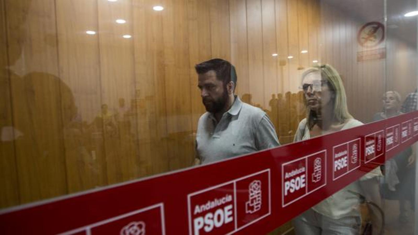 6 de junio. El portavoz del PSOE en el Ayuntamiento de Cádiz, Fran González, abandonaba la portavocía y la concejalía del Consistorio tras los malos resultados cosechados en las elecciones municipales.