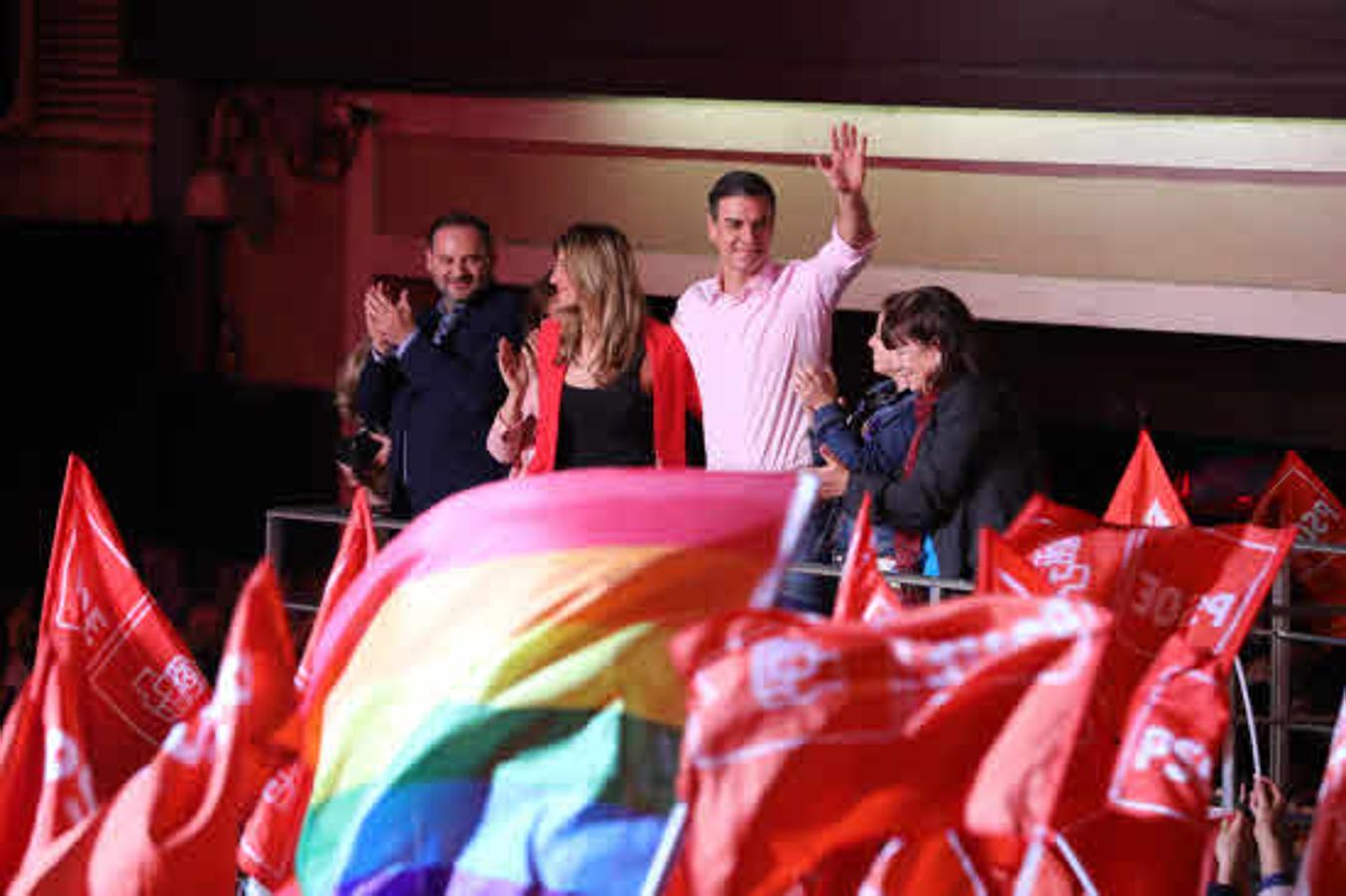 28 de abril. El presidente de Gobierno y líder del PSOE, Pedro Sánchez, salía al balcón de Ferraz para celebrar la victoria del PSOE en las elecciones generales.