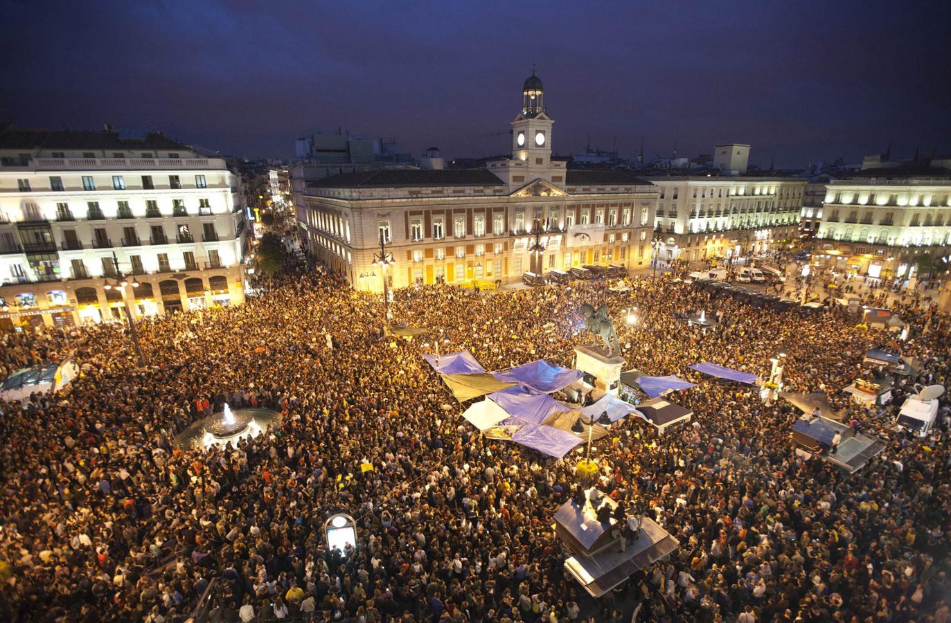 La Puerta del Sol de Madrid acogió las protestas del Movimiento 15-M, derivadas de la situación social tras la crisis económica. 