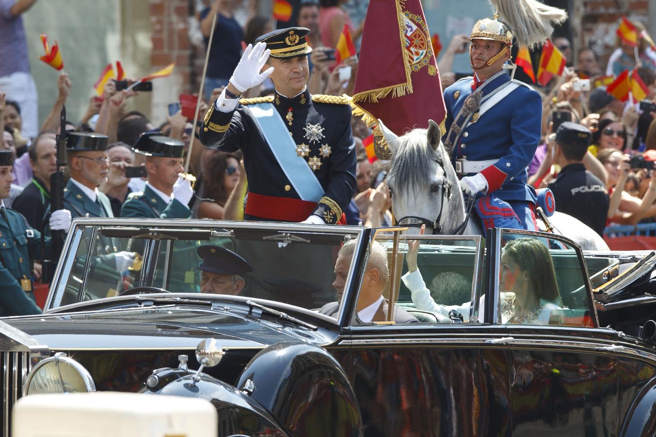 Felipe VI, en las calles de Madrid tras su coronación el 19 de junio de 2014. 