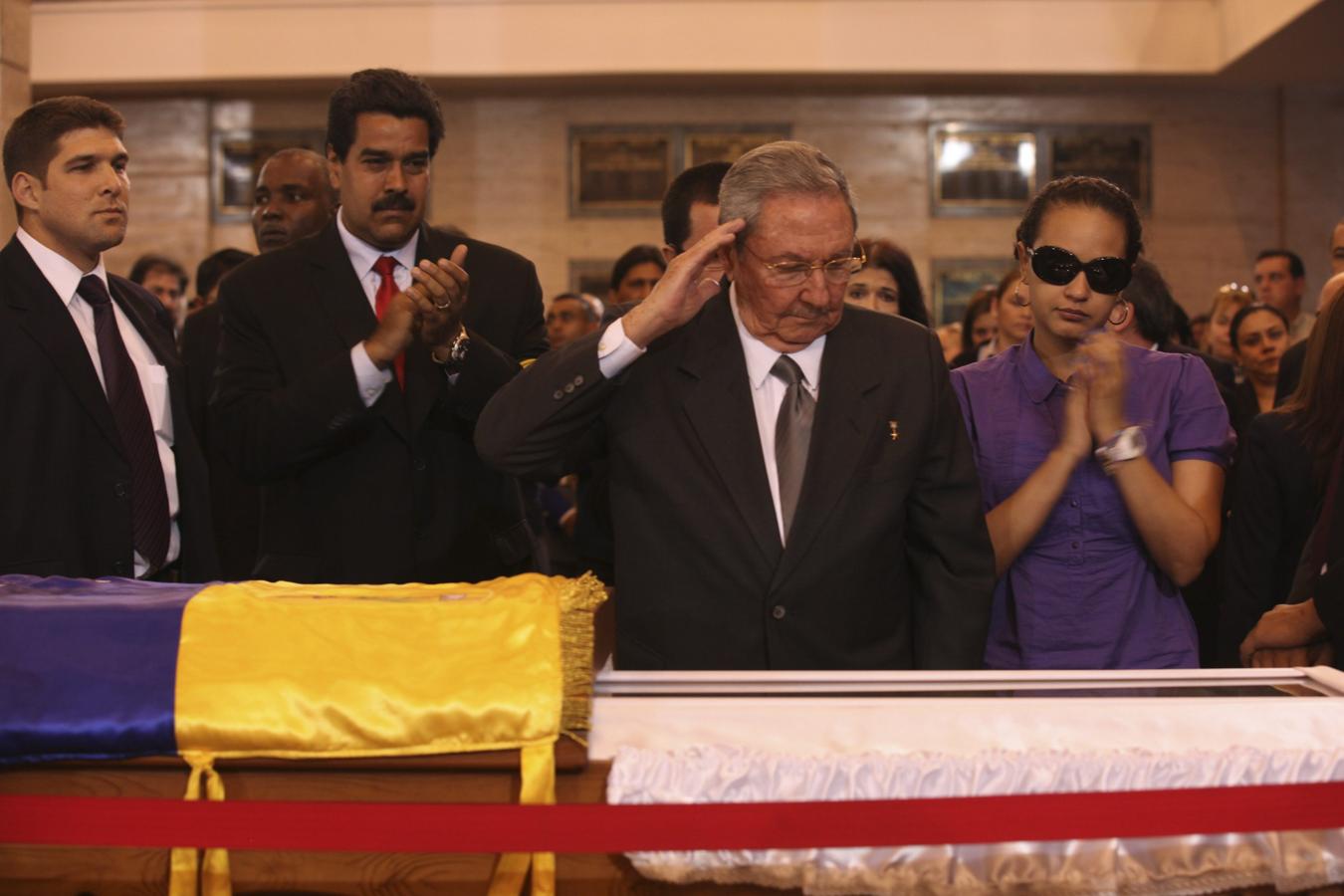 En marzo de 2013, Hugo Chávez murió y Raúl Castro acudió al funeral. 