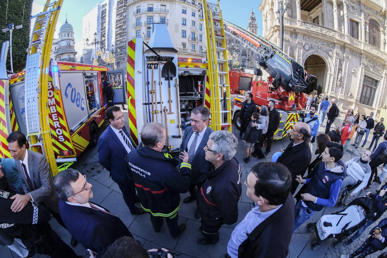 Compran un camión de bomberos que puede entrar en la Catedral de Sevilla