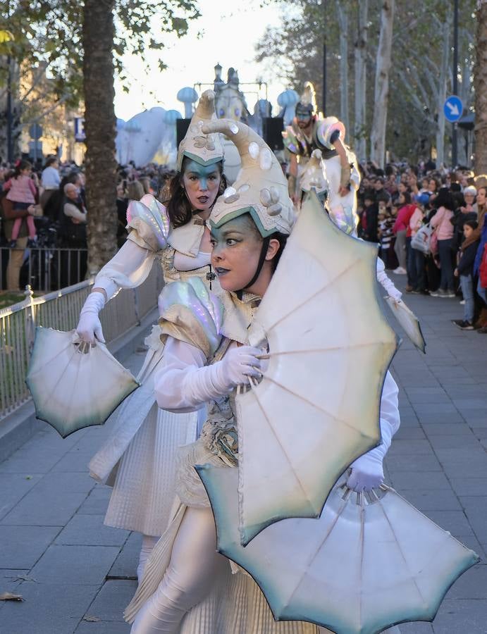 En imágenes, calles repletas para ver el estreno del pasacalles «Abismos»