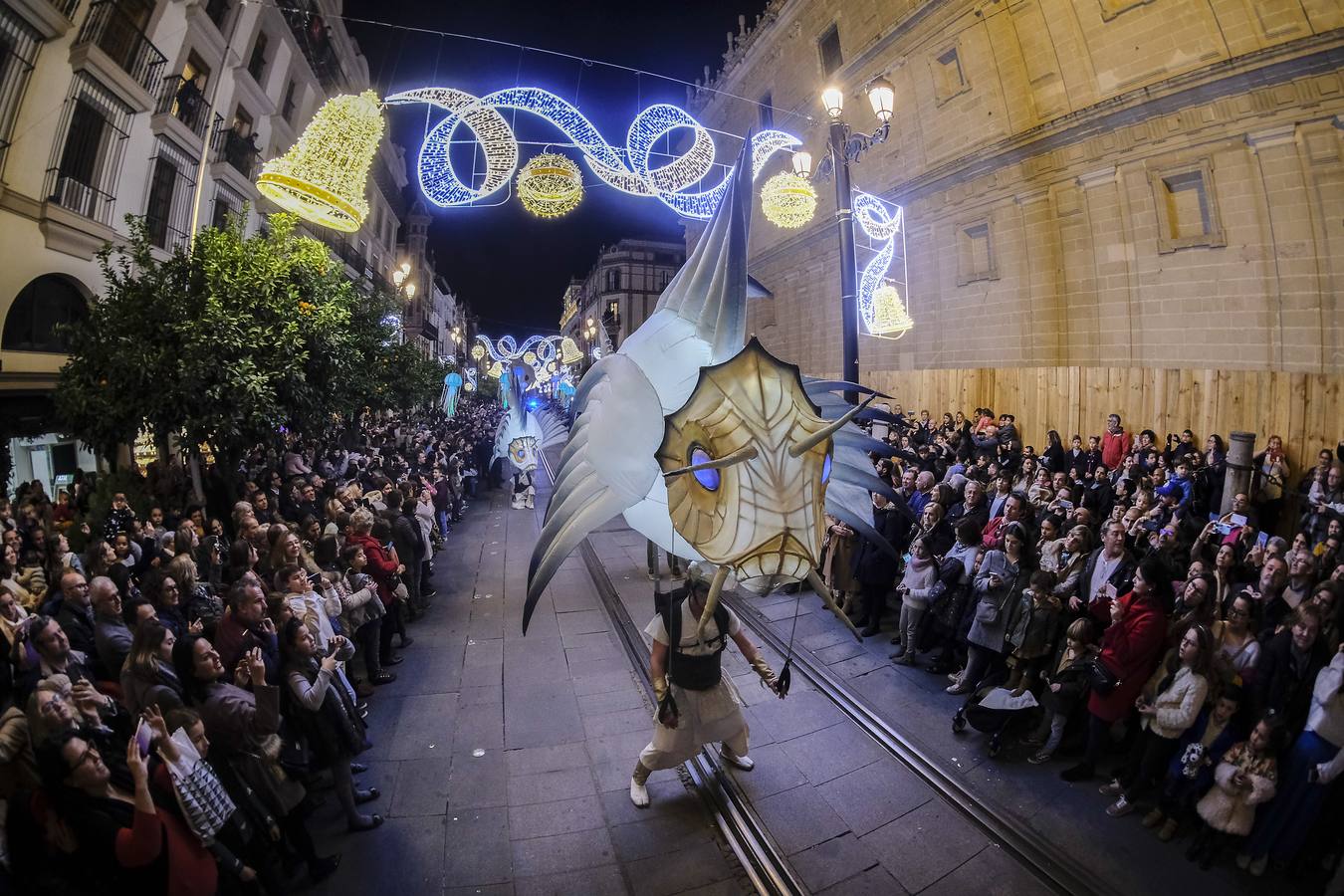 En imágenes, calles repletas para ver el estreno del pasacalles «Abismos»