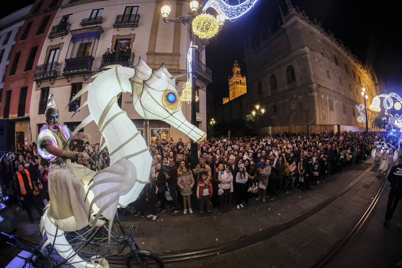 En imágenes, calles repletas para ver el estreno del pasacalles «Abismos»