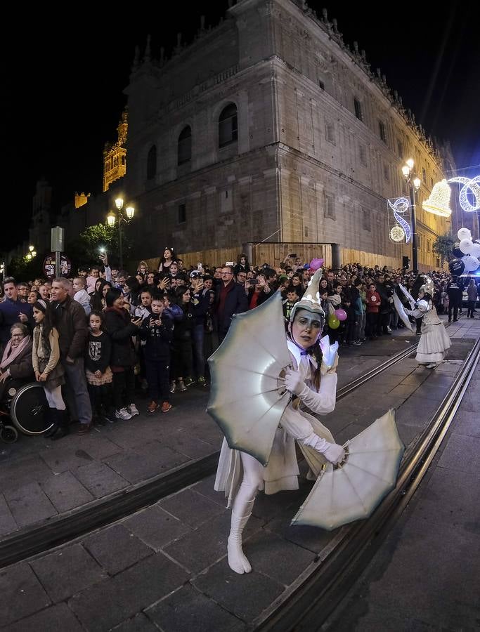 En imágenes, calles repletas para ver el estreno del pasacalles «Abismos»