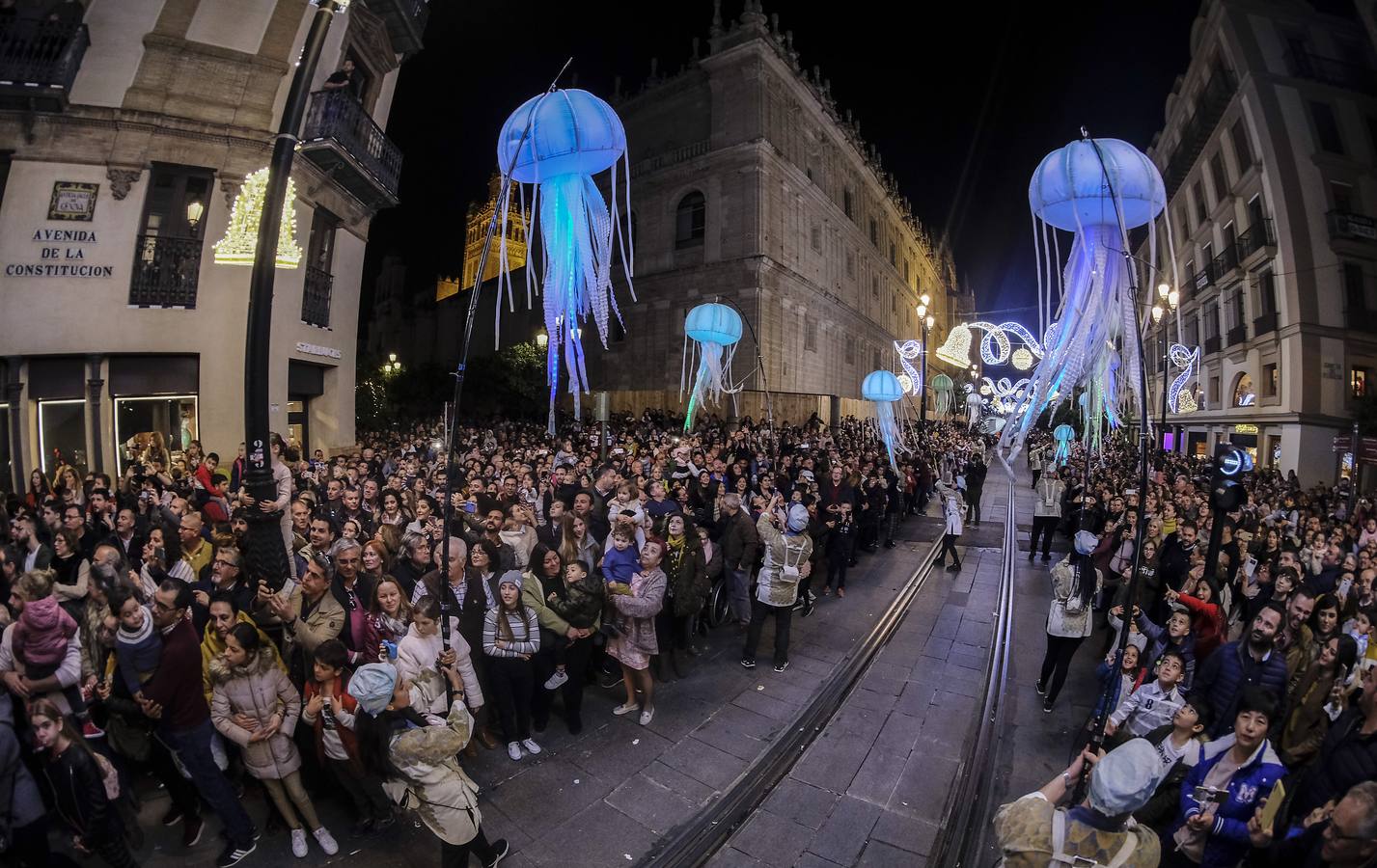 En imágenes, calles repletas para ver el estreno del pasacalles «Abismos»