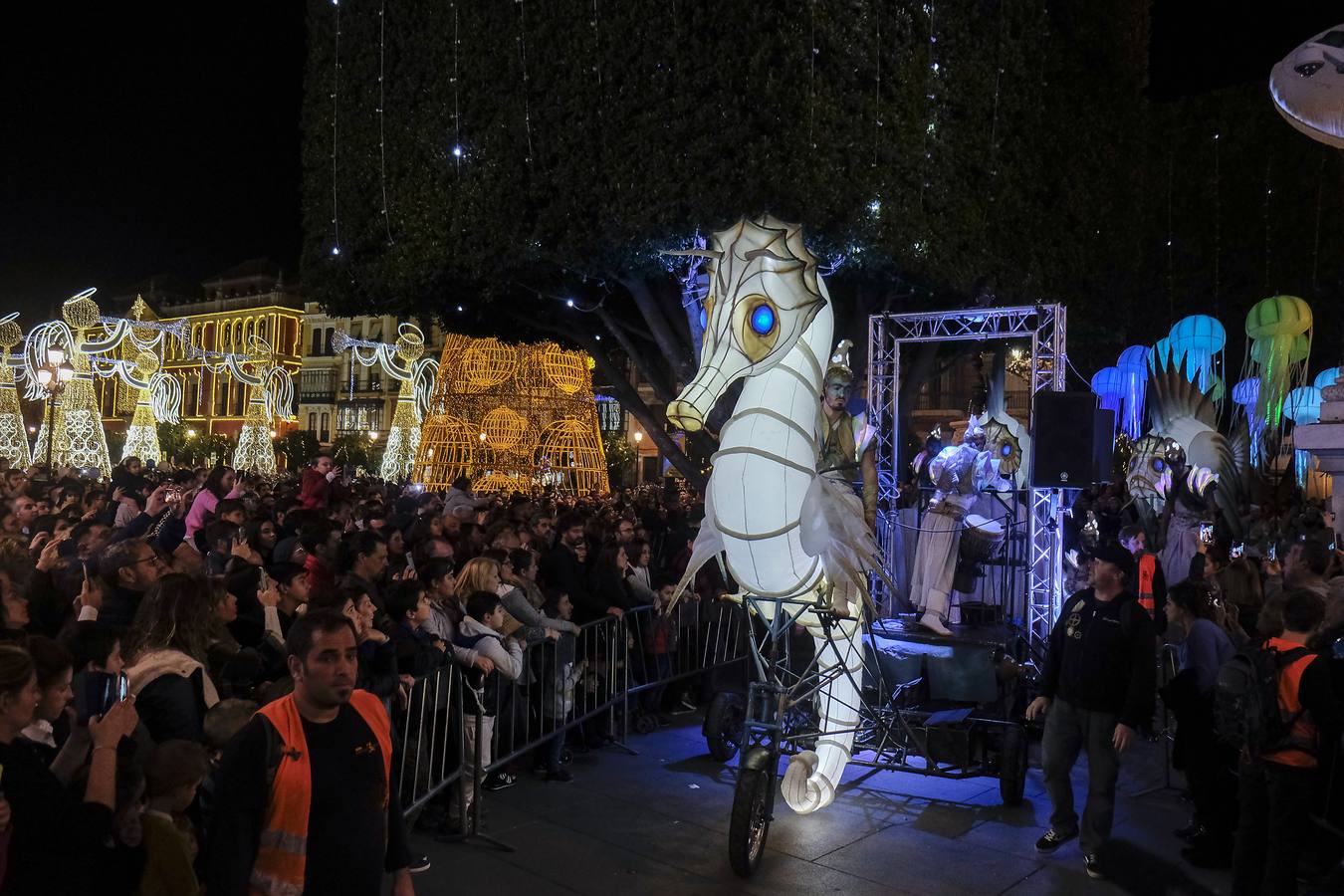 En imágenes, calles repletas para ver el estreno del pasacalles «Abismos»