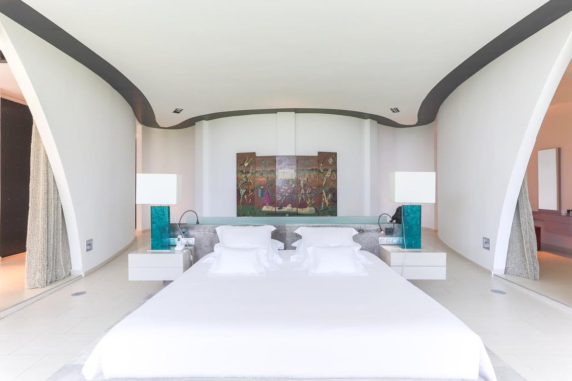 La Nao: 16 millones de euros. La vivienda tiene 7 suites, una sala de juegos, una bodega y una sauna. Además, un ascensor de acero inoxidable une los diferentes niveles de la propiedad, que también dispone de un garaje con capacidad para 7 vehículos y un apartamento para el personal de servicio.