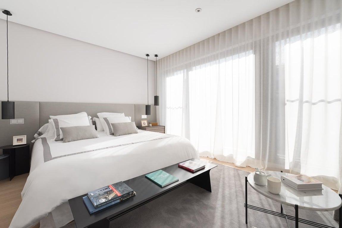 Jorge Juan, 53. Este edificio de nueva construcción excepcional, situado en el corazón del Barrio deSalamanca, consta de una única vivienda por planta, un ático tríplex, garaje privado y jardínmediterráneo. El mobiliario del piso piloto ha sido seleccionado por Minim, referente del diseñocontemporáneo