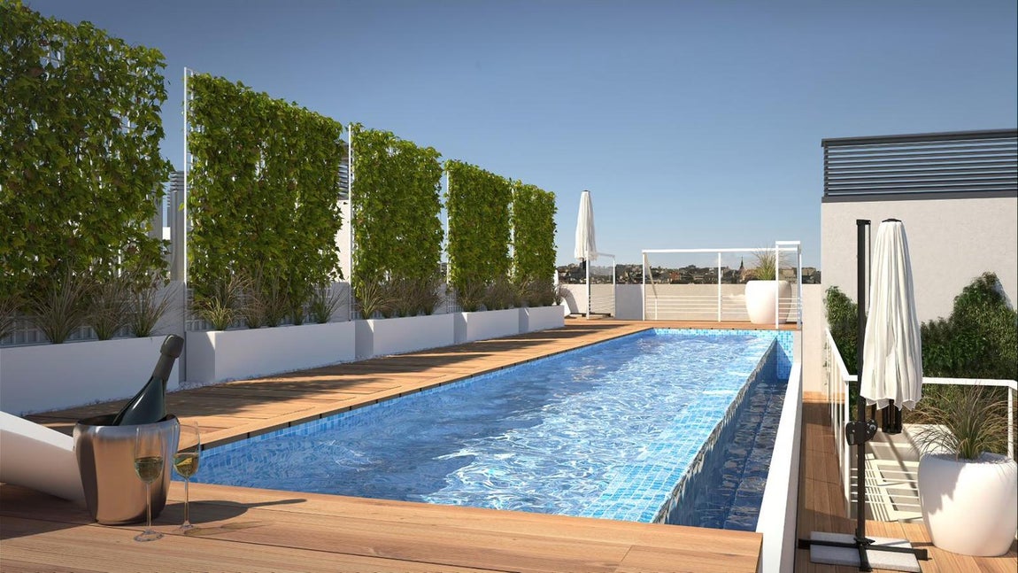 Ático en Recoletos: 4.780.000 €. Dos de los dormitorios tienen baño en en suite.La planta superior tiene una enorme terraza privada con su cubierta superior ajardinada con jacuzzi y piscina. La vivienda ofrece una panorámica extraordinaria del centro de Madrid