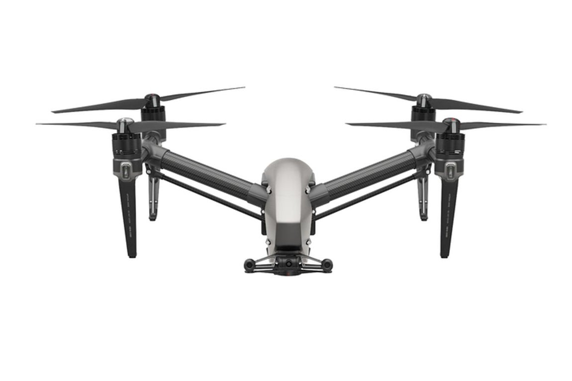 Dron Inspire 2 Premium. Con este dron cinematográfico podrás grabar a máxima calidad gracias a su cámara 4K, su sistema de transmisión de vídeo HD y el estabilizador con rotación 360º. El control remoto Cendence puede funcionar en modo dual y el monitor CrystalSky permite a los profesionales ver sus tomas con claridad incluso bajo la luz del sol.  Su precio es de 14.250 euros.