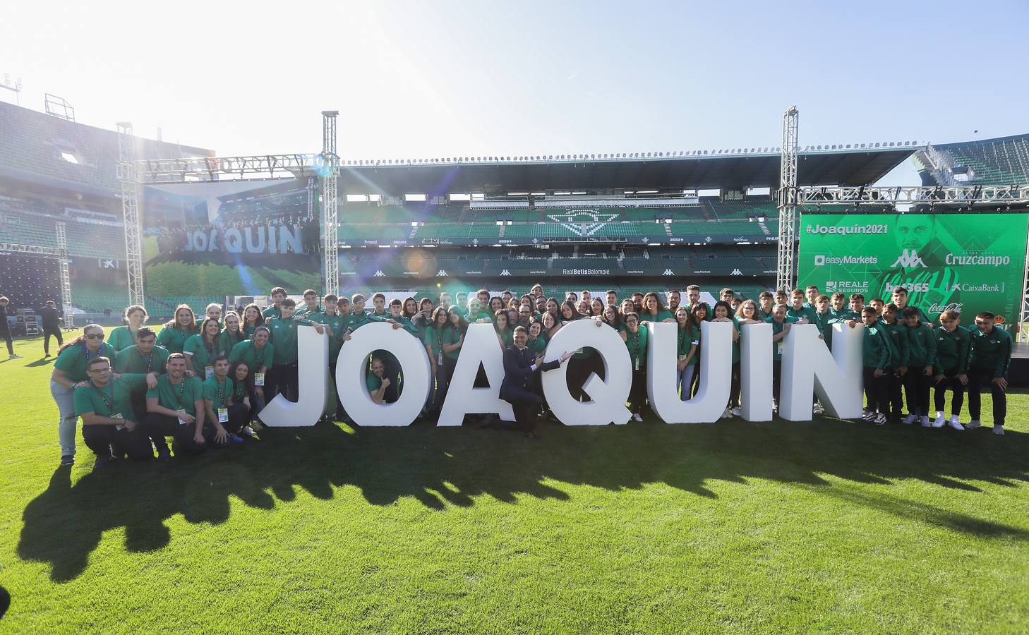 Las imágenes del homenaje a Joaquín por su renovación en el Real Betis