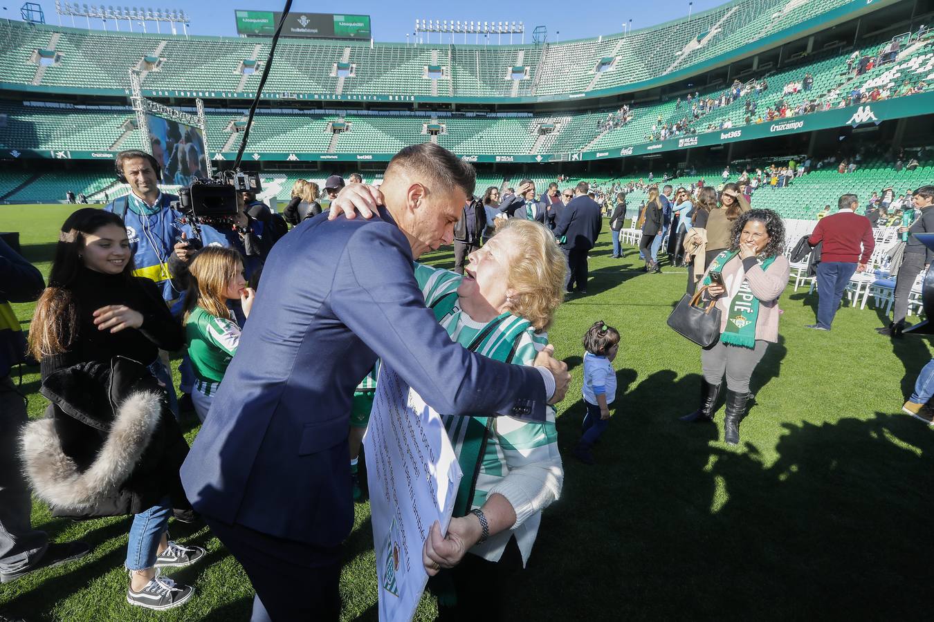 Las imágenes del homenaje a Joaquín por su renovación en el Real Betis