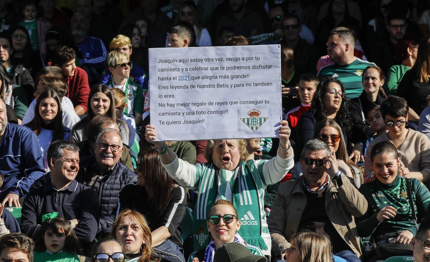 Las imágenes del homenaje a Joaquín por su renovación en el Real Betis