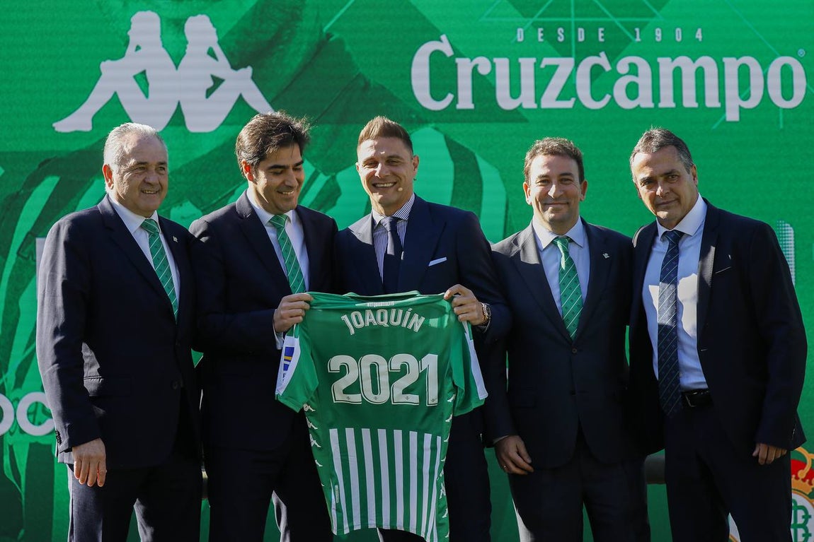 Las imágenes del homenaje a Joaquín por su renovación en el Real Betis