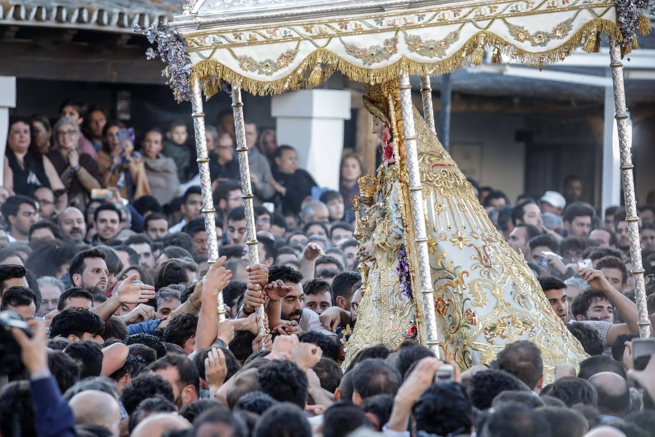 Procesión de la Virgen del Rocío en la Aldea