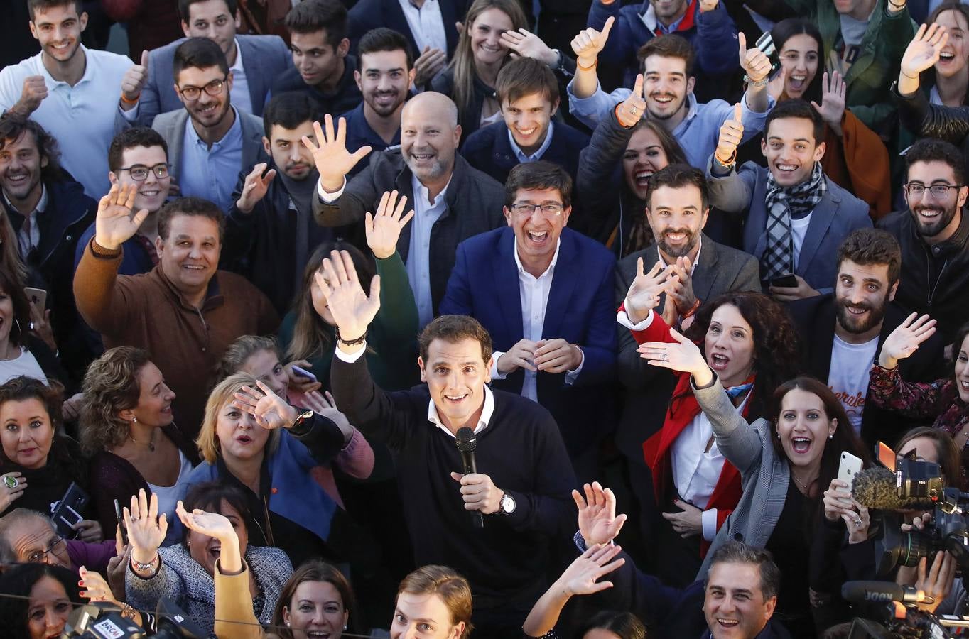 El presidente de Cs y candidato a la Presidencia del Gobierno, Albert Rivera, interviene en un «Encuentro Ciudadano» en barco junto al vicepresidente de la Junta, Juan Marin, y al candidato de la formacion naranja al Congreso por Sevilla, Pablo Cambronero