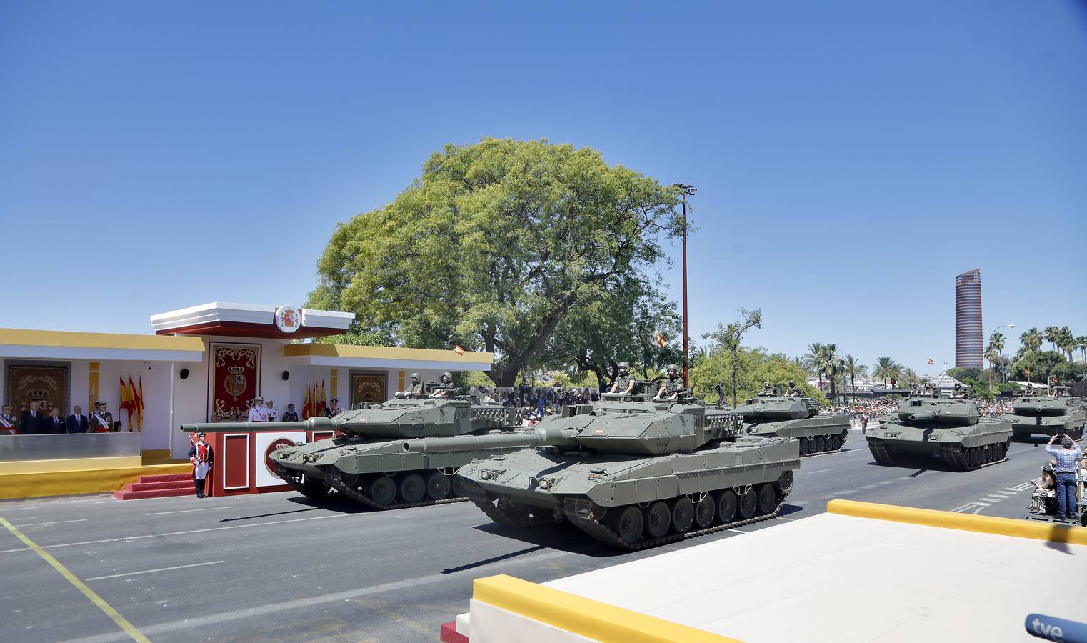 Desfile del Día de las Fuerzas Armadas celebrado en Sevilla