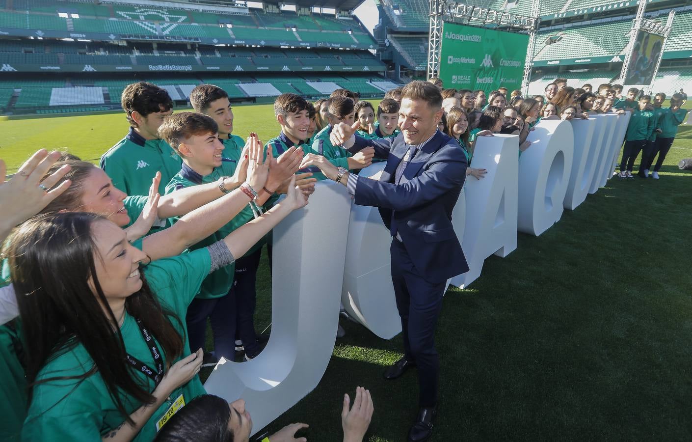 Joaquín celebra su renovación en el Villamarín ante miles de aficionados