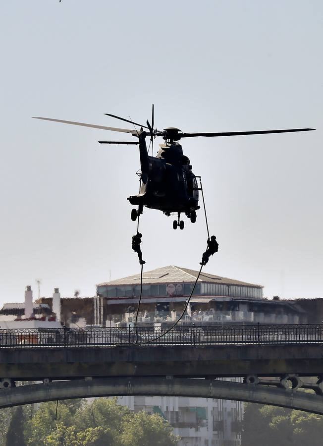 Demostración operativa sobre el Guadalquivir de la Unidad de Operaciones Especiales