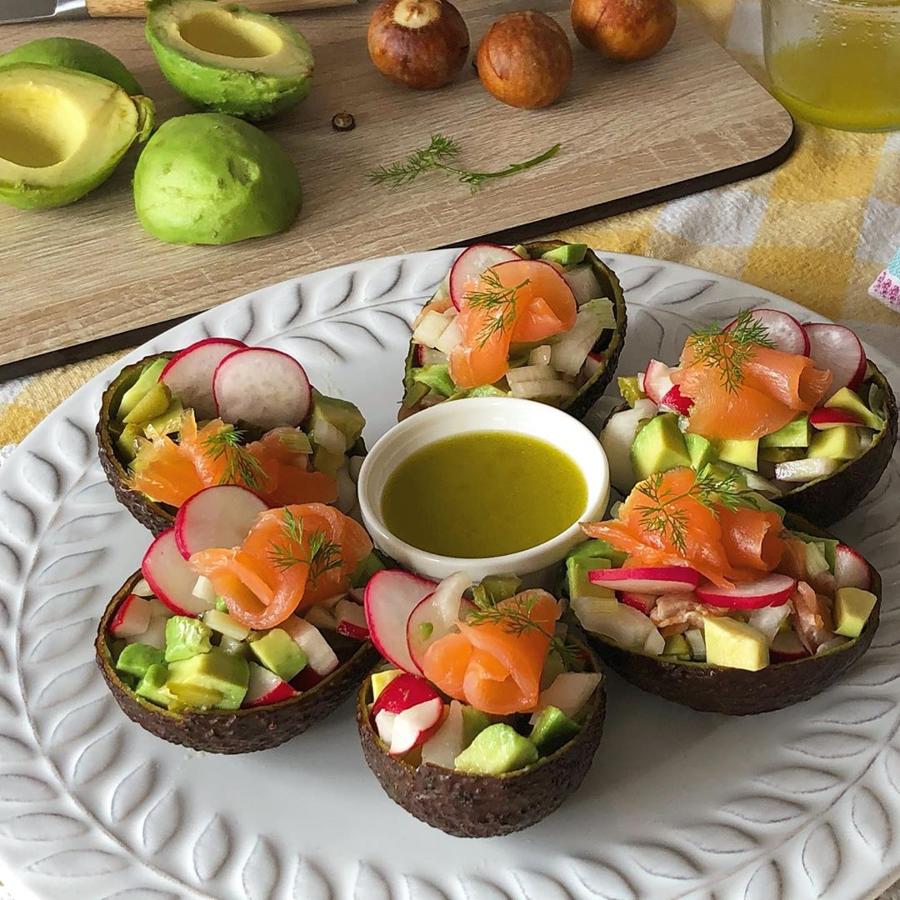 Aguacates rellenos de salmón. ¡Qué buena pinta tienen y qué fáciles son de realizar! Con la cáscara del aguacate vacía, rellena de <a href="https://www.abc.es/bienestar/alimentacion/abci-beneficios-aguacate-201909241105_noticia.html" target="_blank">aguacate</a>, cebolla y salmón. Para hacerlo más delicioso, puedes acompañarlo por una salsa. Anna, de Recetas fáciles, propone este aperitivo sano para Nochjevieja.