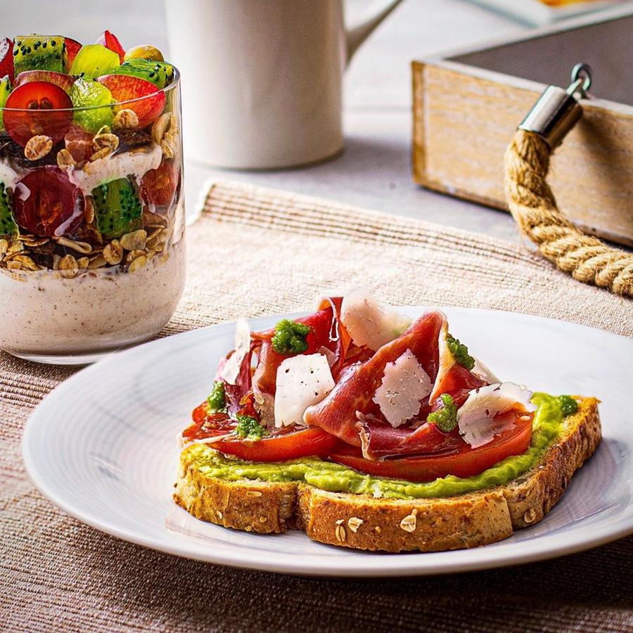 Tostadas de aguacate, jamón y tomate. Roberto Bosquet, más conocido como <a href="https://www.abc.es/bienestar/alimentacion/recetas-saludables/abci-trucos-chef-bosquet-para-endulzar-postres-sin-azucar-201911290339_video.html" target="_blank">chef Bosquet</a>, es el autor de este <a href="https://www.abc.es/bienestar/alimentacion/recetas-saludables/abci-aperitivos-sanos-navidad-realfood-406315052-20191224013929_galeria.html" target="_blank">aperitivo sencillo</a>. Solo hacen falta 2 rebanadas de pan (tu preferido), un <a href="https://www.abc.es/bienestar/alimentacion/recetas-saludables/abci-aguacate-beneficios-recetas-originales-201909250950_noticia.html" target="_blank">aguacate</a>, jamón ibérico de cebo, dos tomates y queso curado de ovejas.