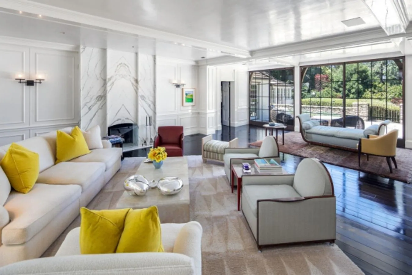 Brad Pitt Jennifer Aniston. El complejo mide 3.350 metros cuadrados y su eje es la vivienda principal, una mansión de cuatro dormitorios, gimnasio, comedor para 20 personas, bar con chimenea convertible gracias a sus soluciones arquitectónicas en sala de cine y una cocina digna de un chef de 3 estrellas Michelín