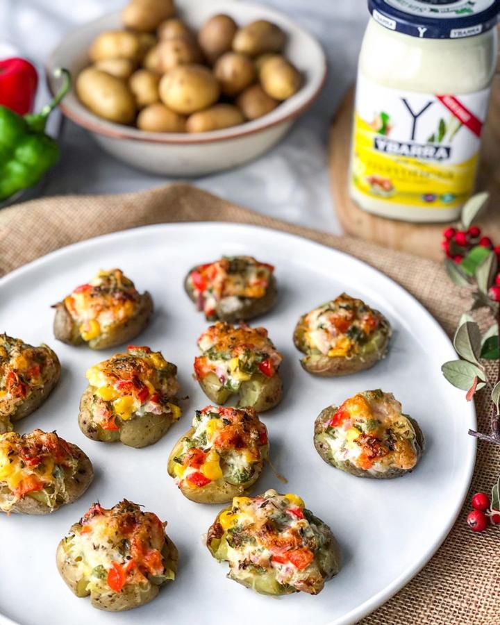 Mini patatas rellenas al horno. La autora de este rico aperitivo de Nochevieja es de María, de la cuenta de Instagram @saboreanda, que propone esta receta saludable hecha con 20 mini patatas (500gr más o menos), 50 gramos de maíz dulce, 50 gramos de pimiento verde (1 trozo), 50 gramos de pimiento rojo (1 trozo), 50 gramos de cebolla (1/2 cebolla) y 2-3 cucharadas de mayonesa. el paso a paso <a href="https://www.instagram.com/p/B5_CvsriSRh/" target="_blank">aquí</a>.