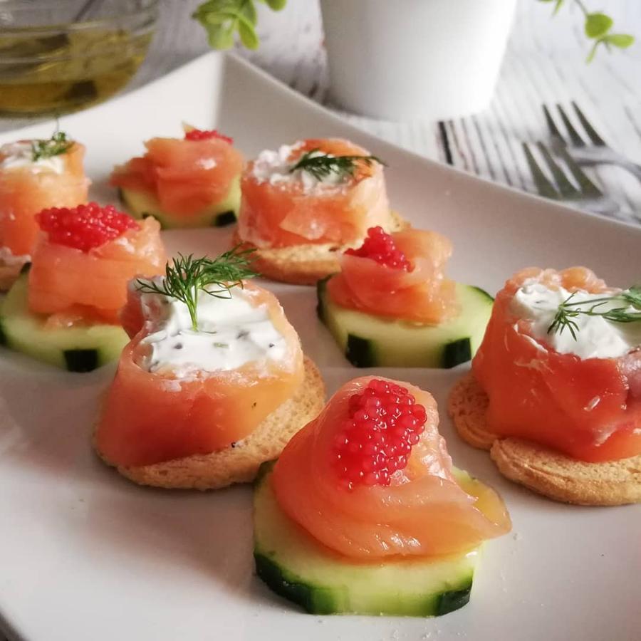 Canapés de salmón y pepino. ¿Hay receta más sencilla que esta? Con un número reducido de ingredientes, Rosa, de la web caceroladas.com propone este aperitivo ligero elaborado con pepino, <a href="https://www.abc.es/bienestar/alimentacion/abci-salmon-alimentos-mas-saludables-para-anadir-dieta-201910031317_noticia.html" target="_blank">salmón ahumado</a> y caviar rojo. El paso a paso <a href="https://www.instagram.com/p/B6igJXRIjss/" target="_blank">aquí</a>.