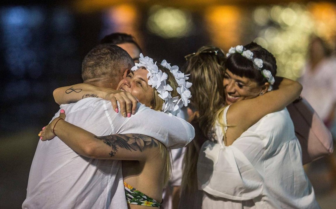 Rio de Janeiro. En RIo de Janeiro, la tradición es ir vestido de blanco a la playa de Copacabana, donde se lanzan fuegos artificiales