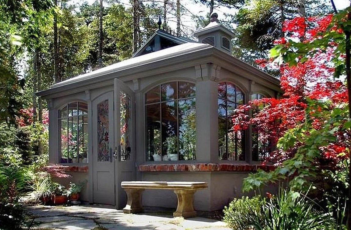 Navidad de lujo en Canadá. En la imagen se aprecia el exterior de uno de los invernaderos en los que el oligarca ruso mantiene sus flores y frutos. En los alrededores de este lugar el terreno es frondos y crecen árboles y plantas exóticas