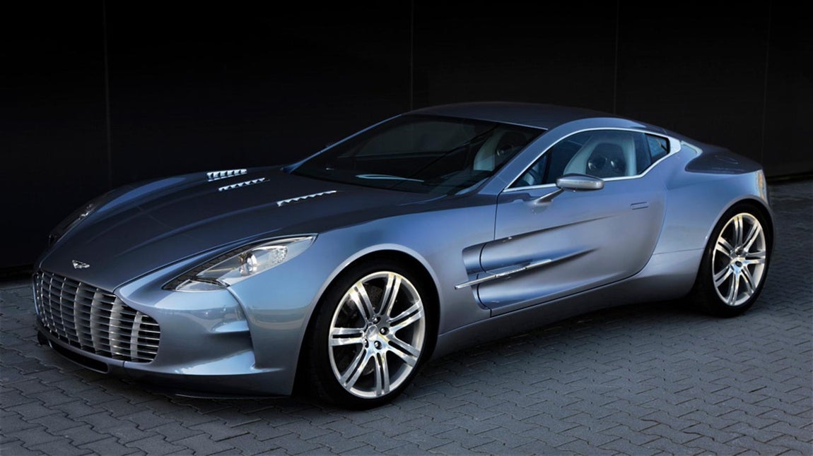 Aston Martin One-77. El ONE-77 súper exclusivo de Aston Martin es una verdadera obra de arte. Solo se construyeron 77 unidades que no tardaron en venderse por casi dos millones de euros. En su lanzamiento en 2009, este fue el Aston Martin más rápido, más avanzado técnicamente y más radical jamás construido. Tiene  un chasis de fibra de carbono y un cuerpo de aluminio formado a mano, también era ligero pero extremadamente rígido. Y rápido gracias a sus 750 CV, 7.3 litros V-12