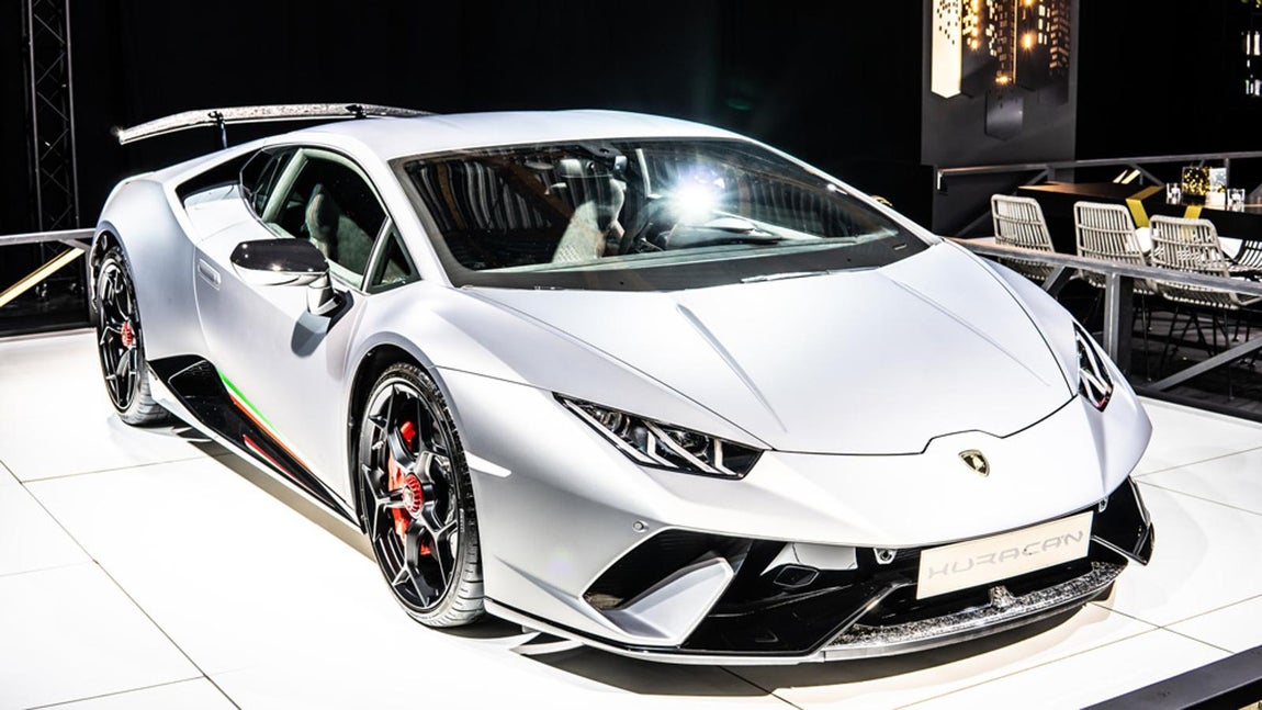 Lamborghini Huracán Performance. Un coche propulsado por un motor de 10 cilindros que produce un toque de más de 600 hp. Cuatro años después del debut del modelo en 2014, se decidió que este toro furioso italiano necesitaba un cambio de imagen centrado en la pista. Se aligeró su utilizando fibra de carbono y se innovó en sus elementos aerodinámicos creando así una máquina fuera de serie