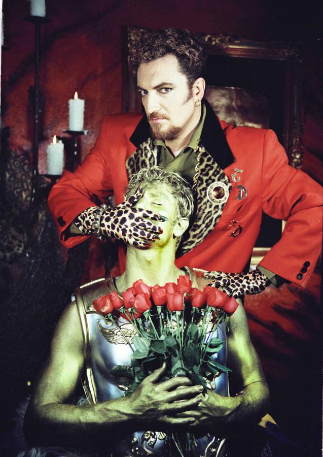 Los excéntricos estilismos de Tino Casal, en imágenes