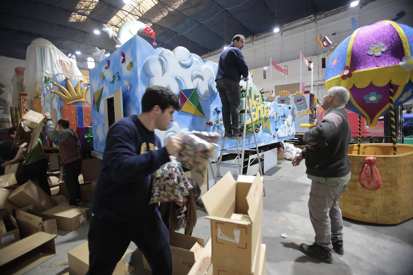 Las carrozas de la Cabalgata de Reyes Magos de Sevilla, en imágenes